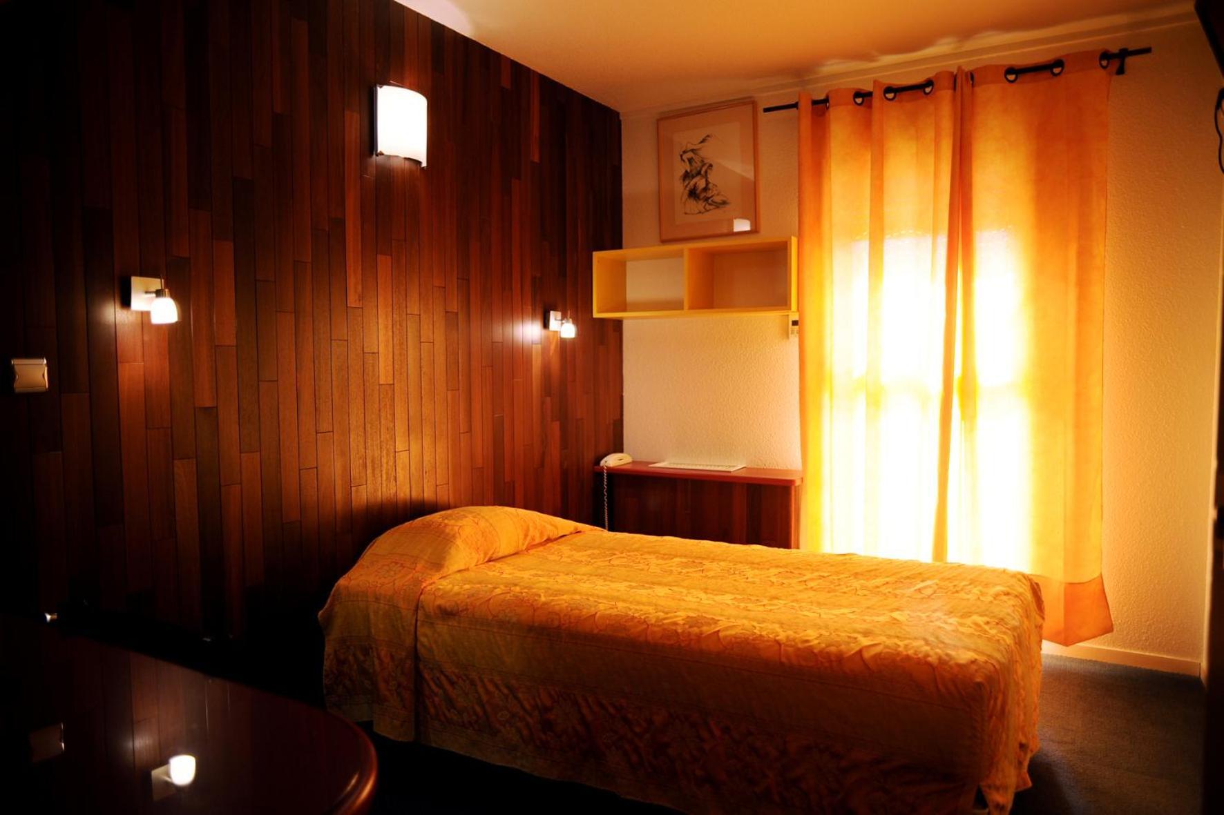 Logis Hotel Horus Restaurant Les Bruyeres Toulenne Esterno foto