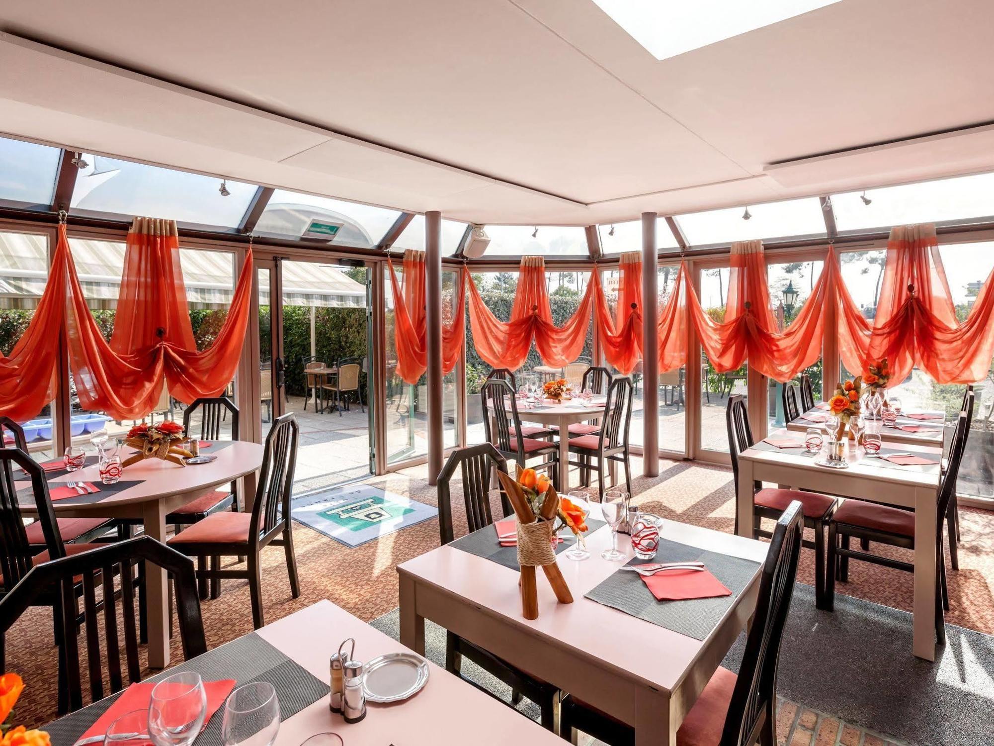 Logis Hotel Horus Restaurant Les Bruyeres Toulenne Esterno foto