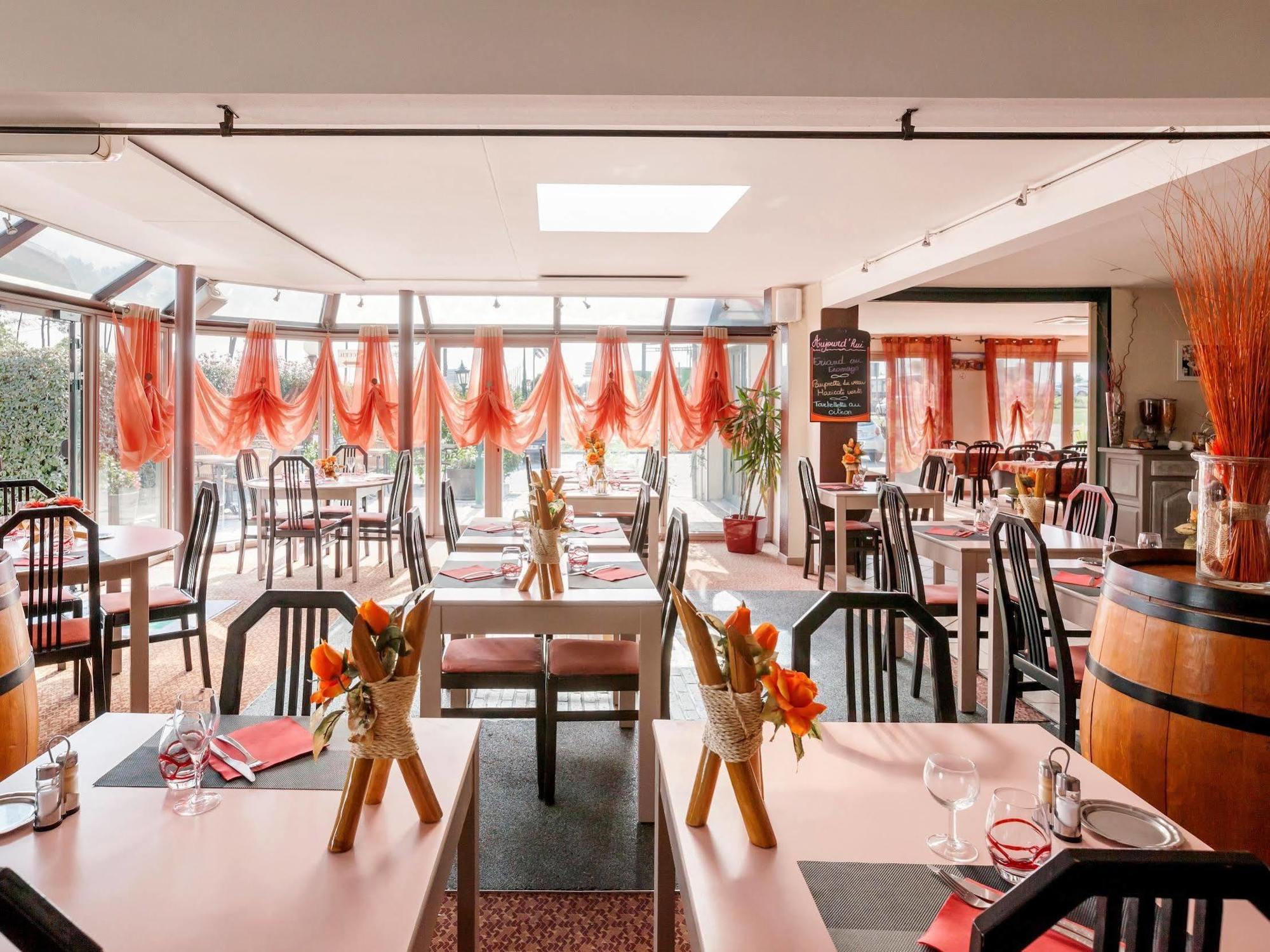 Logis Hotel Horus Restaurant Les Bruyeres Toulenne Esterno foto